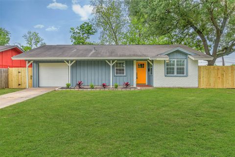 Photo of 10202 Elmhurst Street, Houston, TX 77075 (MLS # 96510592)