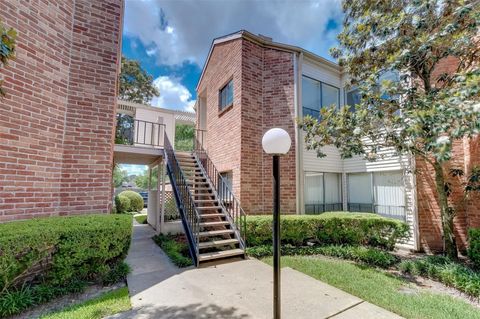 Photo of 10166 Oakberry Street, Houston, TX 77042 (MLS # 65690925)