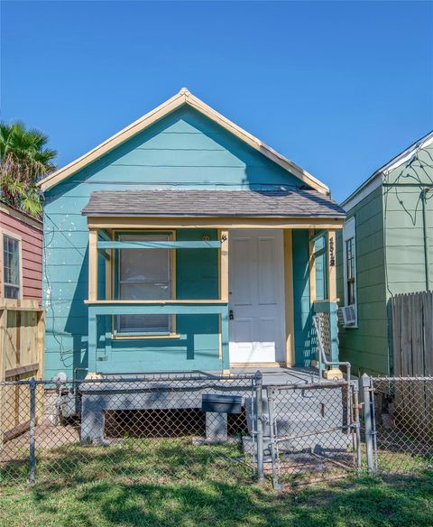 Photo of 1512 J H Clouser Street, Galveston, TX 77550 (MLS # 36904136)