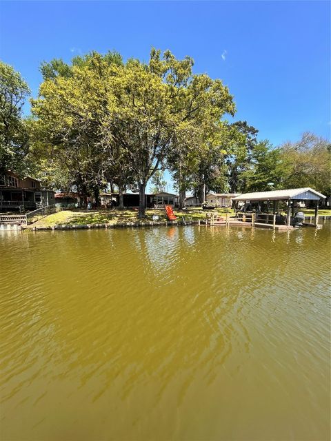 Homes For Sale - 24 Lazy Bend Drive<br/> Huntsville, TX 77320