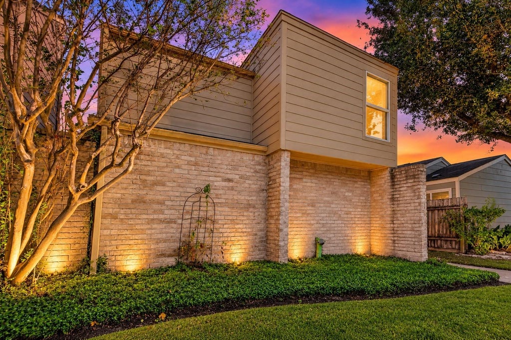Photo of 1919 Wilcrest Drive, Houston, TX 77042 (MLS # 89532445)
