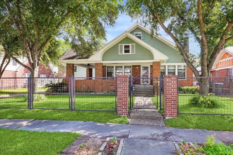 Photo of 2302 Wentworth Street, Houston, TX 77004 (MLS # 32547255)
