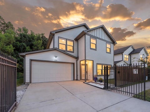 Photo of 209 Blueberry Street, Houston, TX 77018 (MLS # 90715458)