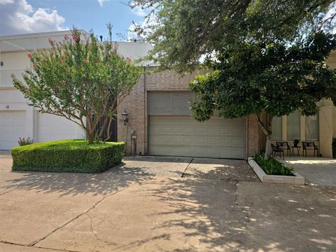 Photo of 10 S Briar Hollow Lane #15, Houston, TX 77027 (MLS # 51065257)