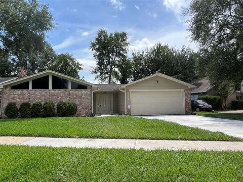Photo of 1318 Pinecroft Drive, Sugar Land, TX 77498 (MLS # 61822926)