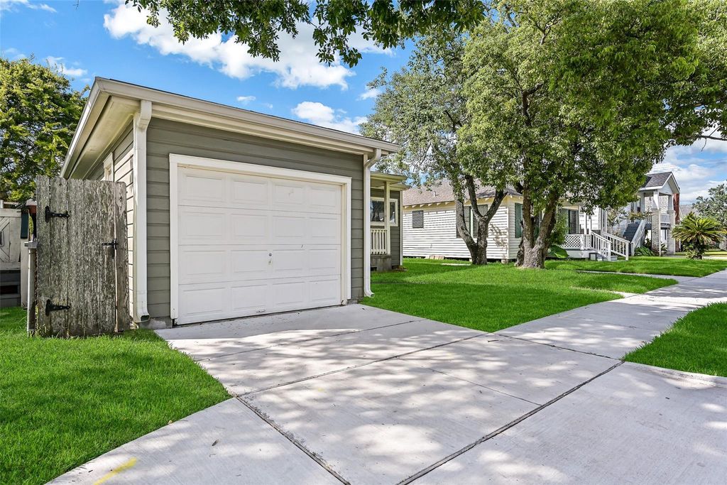 Photo of 4611 Avenue S, Galveston, TX 77551 (MLS # 30801018)