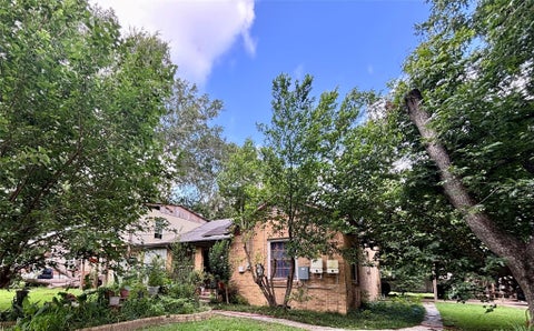 Photo of 401 S Cottonwood Street, Crockett, TX 75835 (MLS # 14335137)
