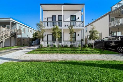 Photo of 920 Ave L #E, Galveston, TX 77550 (MLS # 15259669)