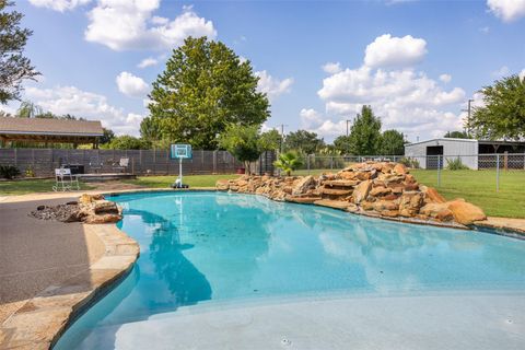 Photo of 416 Cooks Lane, Franklin, TX 77856 (MLS # 22485741)