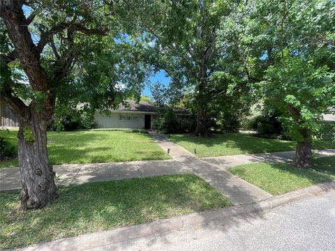 Photo of 5202 Jason Street, Houston, TX 77096 (MLS # 33047249)