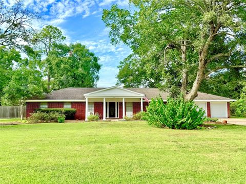 Photo of 204 Hillcrest Drive, Alvin, TX 77511 (MLS # 55717532)