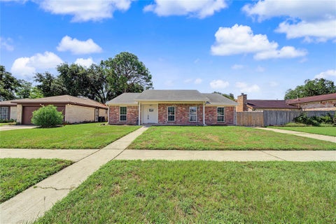 Homes For Sale - 7015 Northleaf Drive<br/> Houston, TX 77086