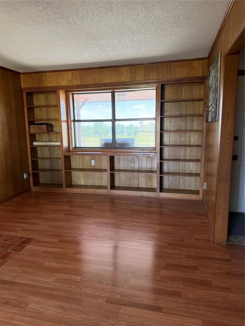 Photo of 923 County Road 138, Cameron, TX 76520 (MLS # 83853015)