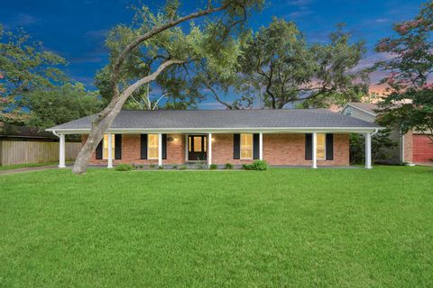 Photo of 205 Cedar Lane, El Lago, TX 77586 (MLS # 21083220)
