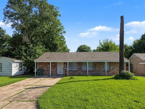 Photo of 5427 Willow Glen Drive, Houston, TX 77033 (MLS # 96930441)