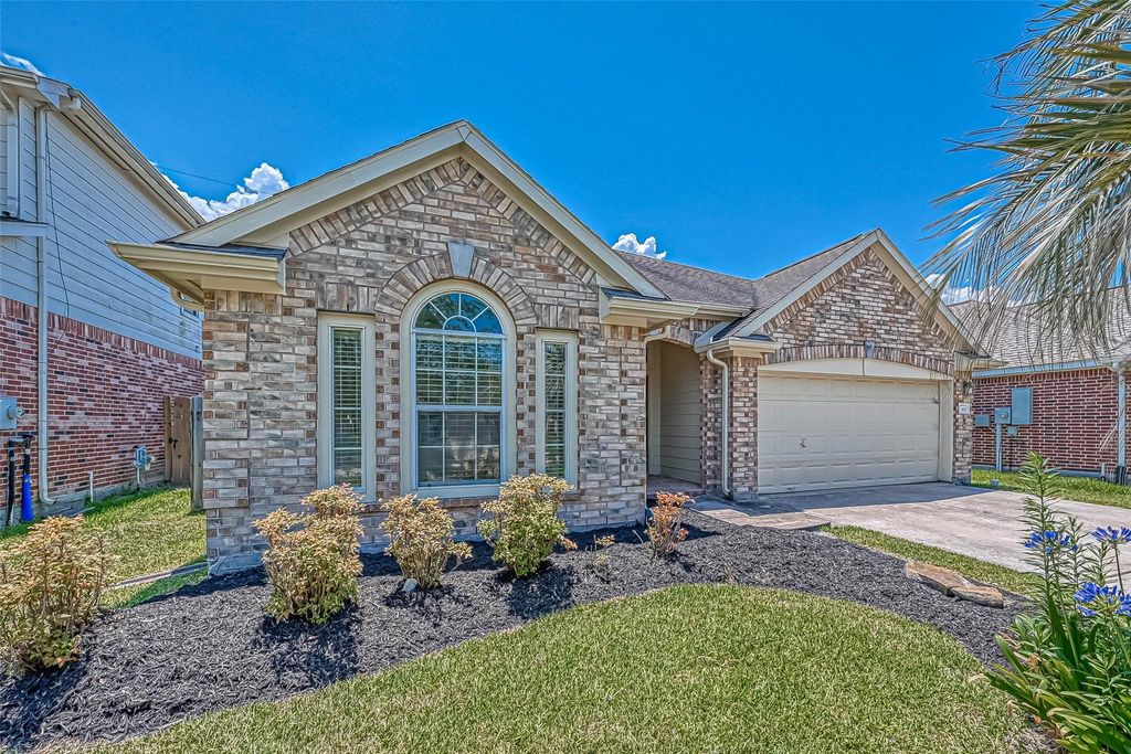 Photo of 911 Bent Sail Ln, League City, TX 77573 (MLS # 83985831)