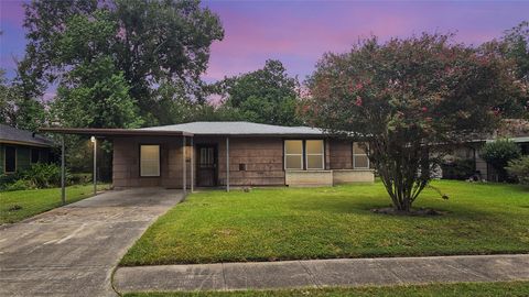 Photo of 6027 Kenilwood Drive, Houston, TX 77033 (MLS # 4209766)