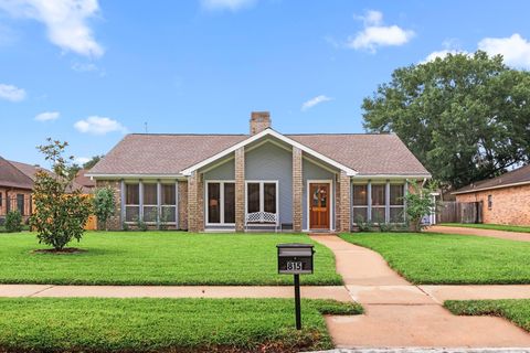 Photo of 815 Millpond Drive, Sugar Land, TX 77498 (MLS # 878512)