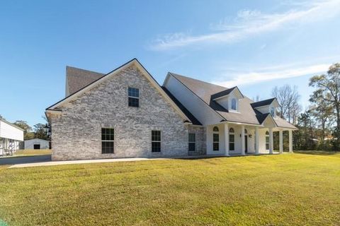 Homes For Sale - 110 Dogwood Lane Lane<br/> Lumberton, TX 77657