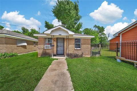 Photo of 2310 Kabee Street, Houston, TX 77020 (MLS # 11880924)
