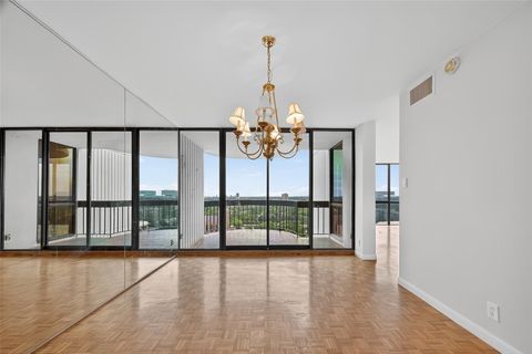 Photo of 5001 Woodway Drive #1804, Houston, TX 77056 (MLS # 77644226)