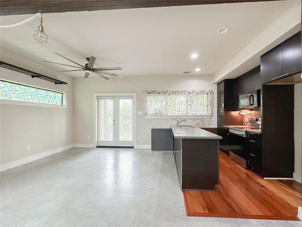 Photo of 68 Meadow Lea Drive, Houston, TX 77022 (MLS # 15457334)