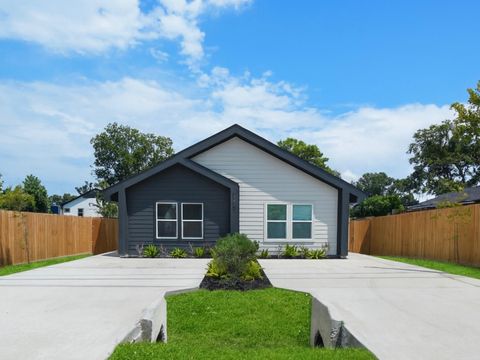 Photo of 8122 Double Avenue, Houston, TX 77088 (MLS # 57764893)