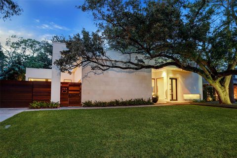 Photo of 721 E Creekside Lane, Houston, TX 77024 (MLS # 45715218)