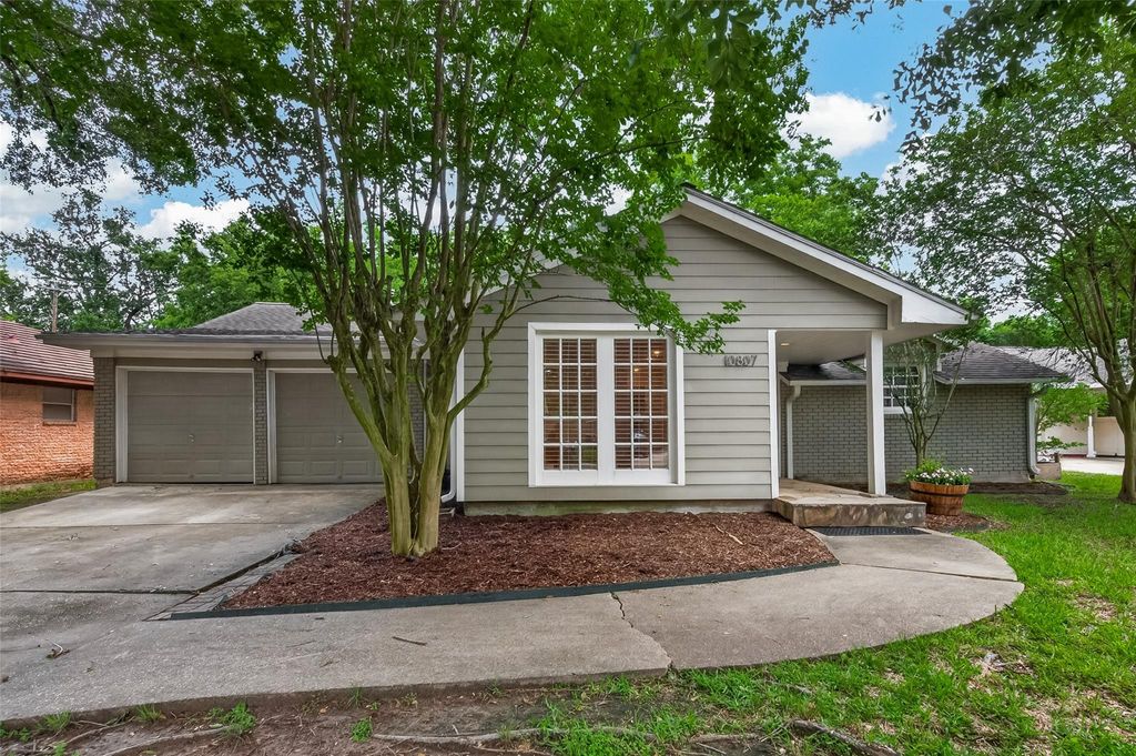 Photo of 10807 Oasis Drive, Houston, TX 77096 (MLS # 65222901)