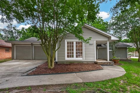 Photo of 10807 Oasis Drive, Houston, TX 77096 (MLS # 65222901)