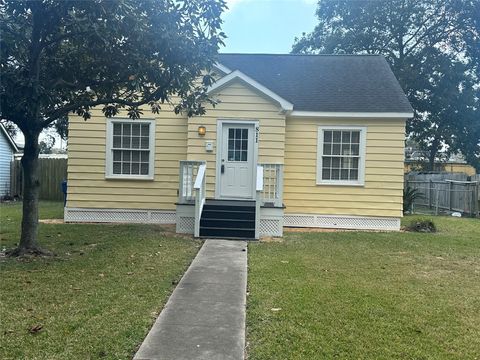 Photo of 811 10th Avenue N, Texas City, TX 77590 (MLS # 2500411)