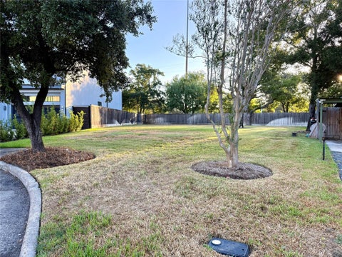 Photo of 904 Lennette CT, Bellaire, TX 77401 (MLS # 86138180)