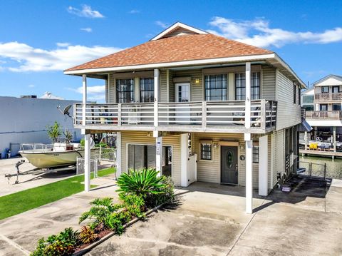Photo of 40 Harbor Circle, Tiki Island, TX 77554 (MLS # 94740425)
