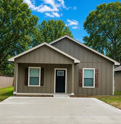 Photo of 305 E Waring, Dayton, TX 77535 (MLS # 50139926)