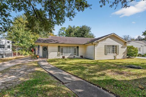 Photo of 2850 Lakeview Circle, Beaumont, TX 77703 (MLS # 74996984)