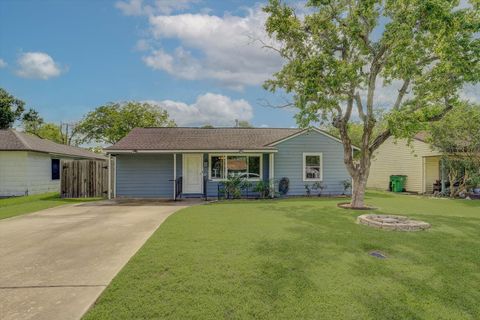 Photo of 413 Farrer Street, Angleton, TX 77515 (MLS # 24759093)