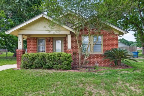 Photo of 231 Lakeview Drive, Sugar Land, TX 77498 (MLS # 34091197)