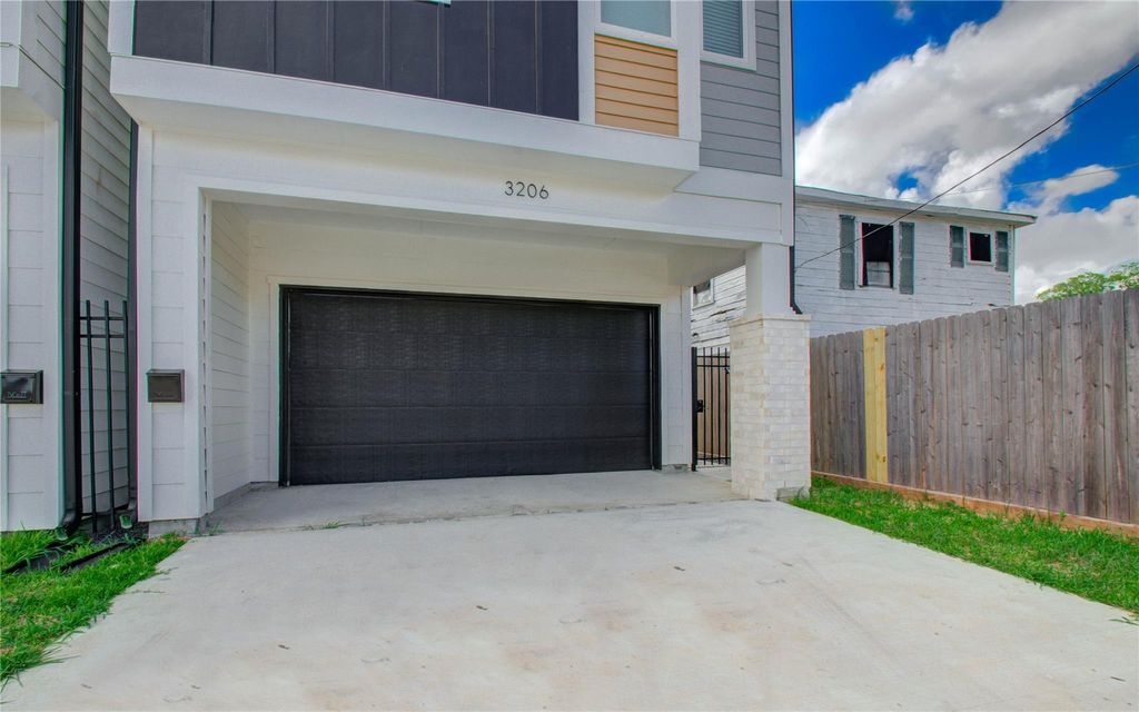 Photo of 3206 Live Oak Street, Houston, TX 77004 (MLS # 87898999)