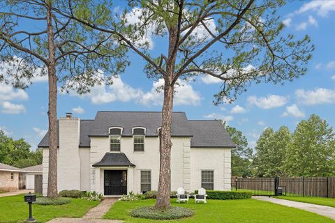 Photo of 10935 Piping Rock Lane, Houston, TX 77042 (MLS # 10828785)