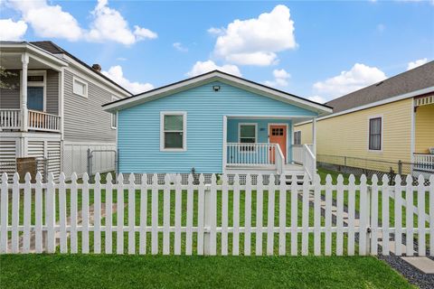 Photo of 2811 Avenue O 1/2, Galveston, TX 77550 (MLS # 25499173)