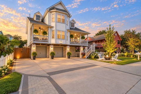 Photo of 920 Grove Road, Clear Lake Shores, TX 77565 (MLS # 62378011)