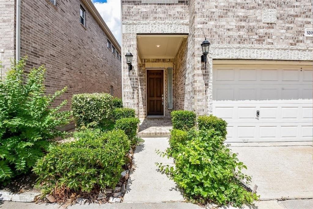 Photo of 3206 Holly Crossing Drive, Houston, TX 77042 (MLS # 92990388)
