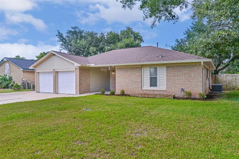 Photo of 117 Dallas Street, Angleton, TX 77515 (MLS # 21887052)