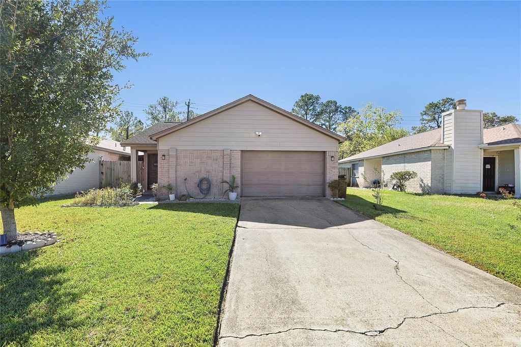 Photo of 13142 Crystal Cove Drive, Houston, TX 77044 (MLS # 9332357)
