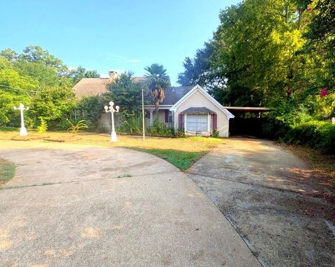 Photo of 1201 Brazos Street St E, Palestine, TX 75801 (MLS # 8462917) Photo of 1201 Brazos Street St E, Palestine, TX 75801 (MLS # 8462917)