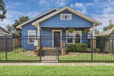 Photo of 1124 Dunbar Street, Houston, TX 77009 (MLS # 7389865)