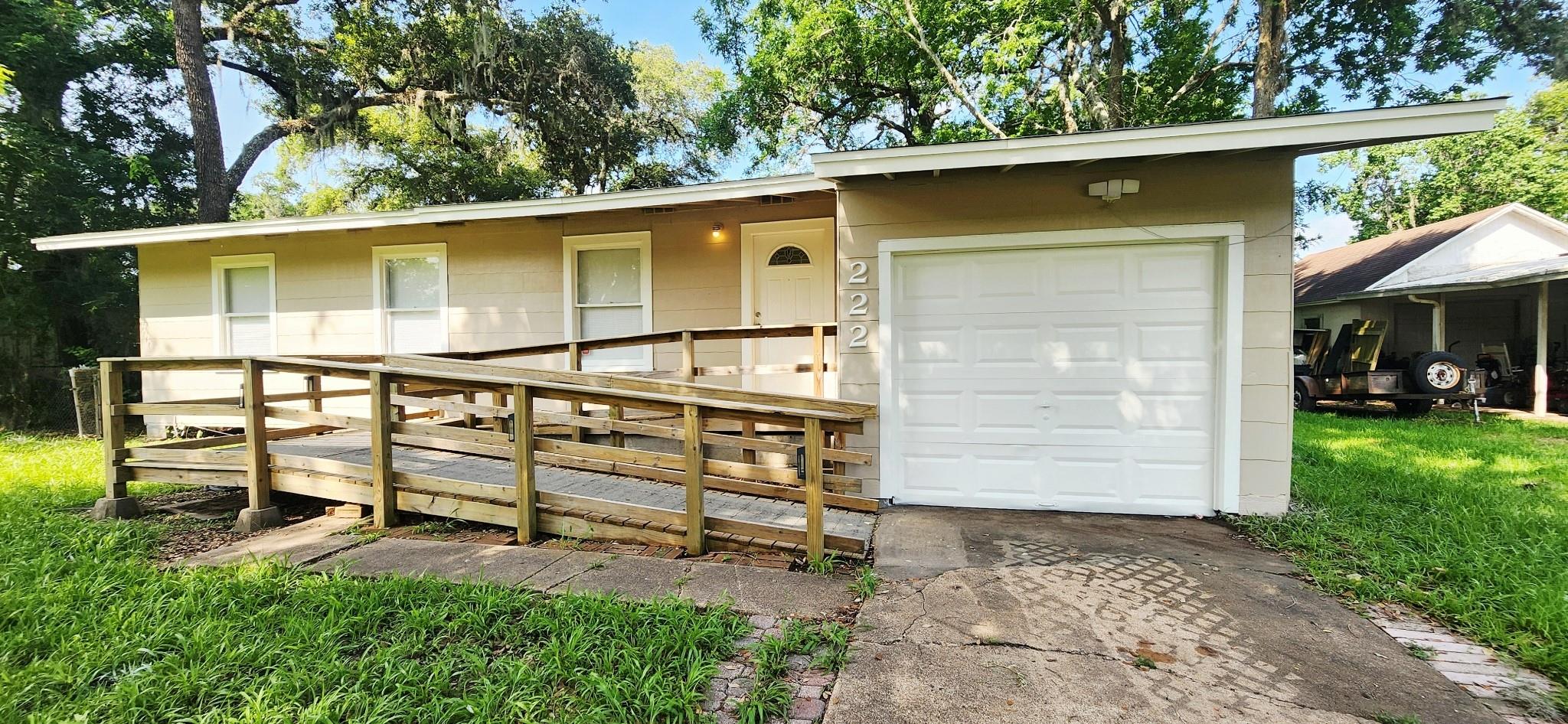 Photo 1 of 15 — 222 Winding Way Street, Lake Jackson, TX 77566