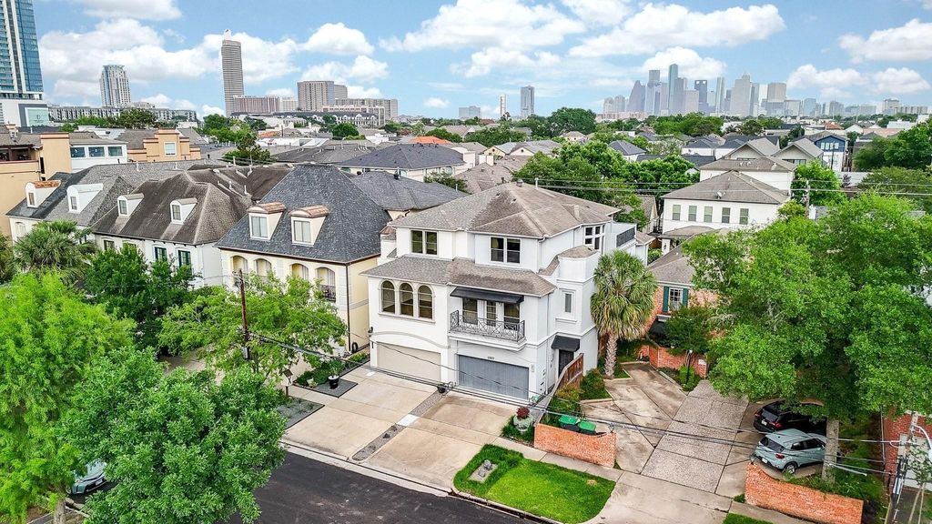 Photo of 1805 Brun Street, Houston, TX 77019 (MLS # 66911044)