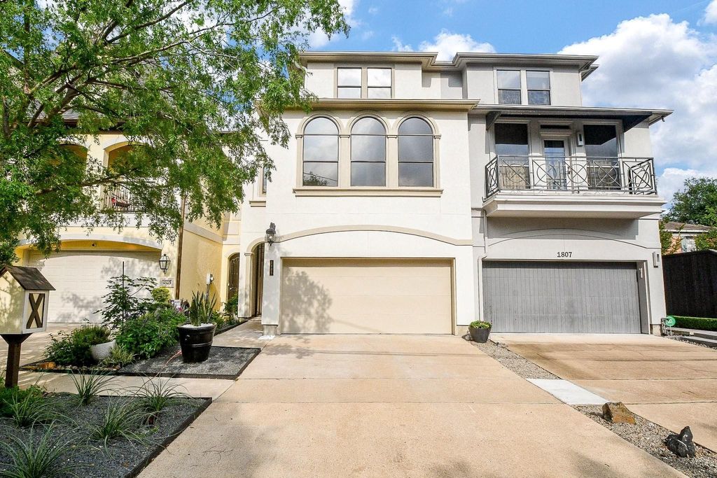 Photo of 1805 Brun Street, Houston, TX 77019 (MLS # 66911044)