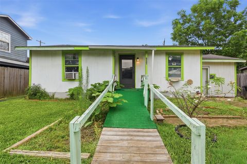 Photo of 1914 Santa Rosa Street, Houston, TX 77023 (MLS # 523066)